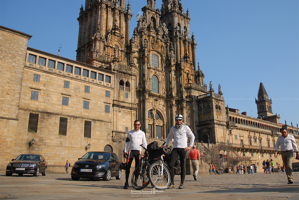 A Szent Jakab katedrális előtt. Megérkeztünk.