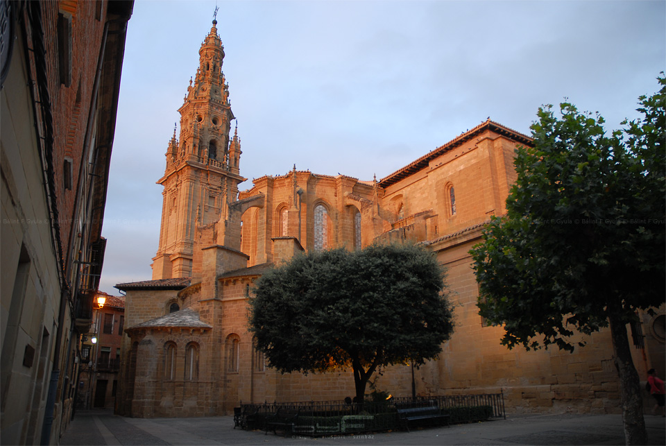 Templom Los Arcosban, a felkelő nap fényében. 