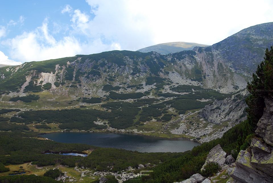 A Cãlcescu-tó a nyeregbe vezető ösvényről