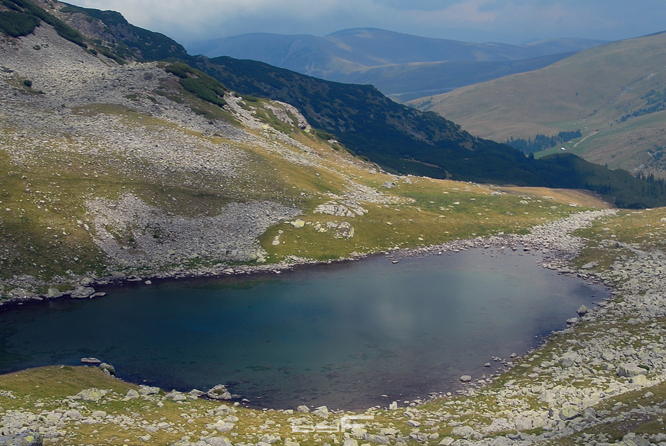 A Zãnoaga Mare tó a nyeregbe vezető ösvényről