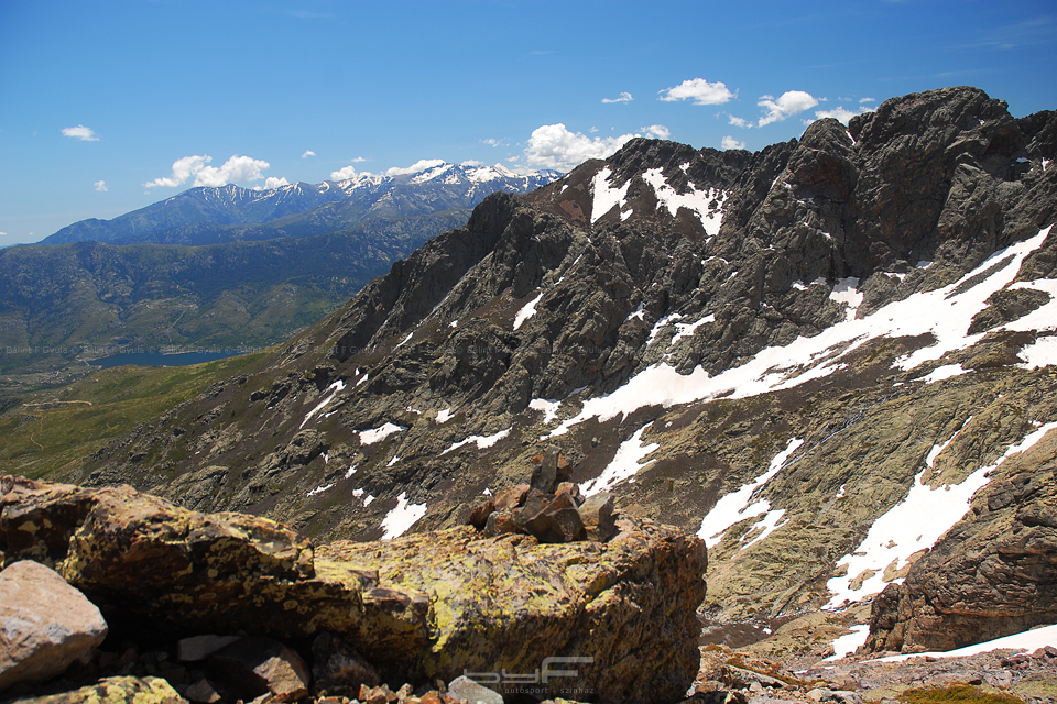 Kilátás a 2300 méterről. A háttérben a Monte Rotondo.
