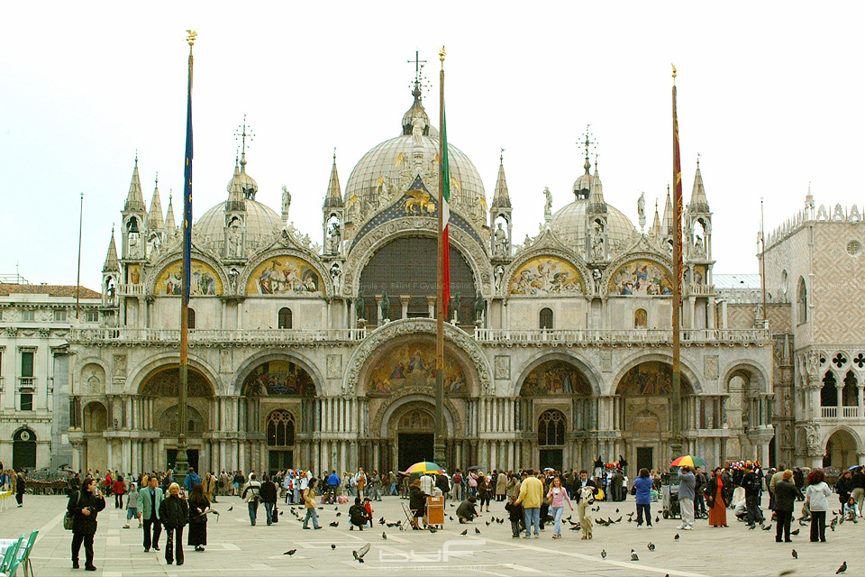A Szent Márk-bazilika frontja a hasonló nevű térről nézve. Idő hiányában választanom kellett, ide megyek be, vagy felmászok az óratoronyba. Ez utóbbit választottam.