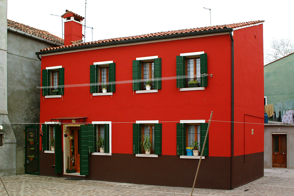 A színes házak mellett számomra akkor még teljesen új élmény volt látni az utcán teregetett ruhákat, a ház elé kitett székeket, asztalokat.