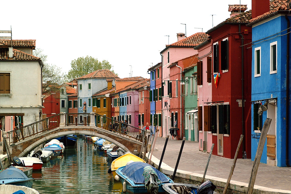 Muranóból a csipkéjéről és színes házairól híres Buranóba mentünk. Állítólag azért ilyen színesek, hogy a halászatból sötétben hazaérő férfiak könnyebben megtalálják a sajátjukat.