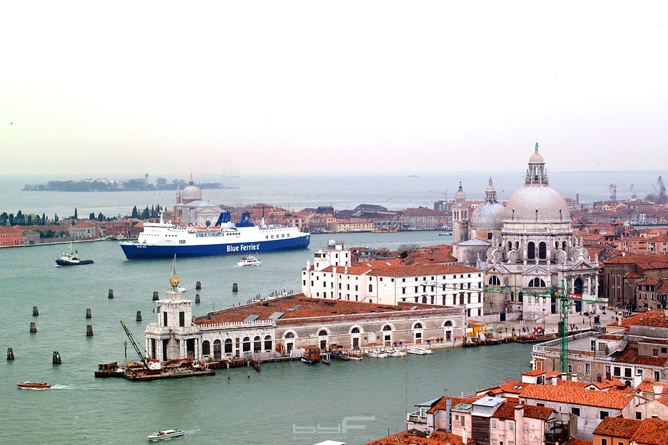 A toronyból fantasztikus kilátás nyílik a városra, a környező szigetekre, a Lidóra, ugyanakkor elég félelmetes, amikor az ember mellett fél méterre elkezdenek belengeni és megszólalnak a sokmázsás harangok.