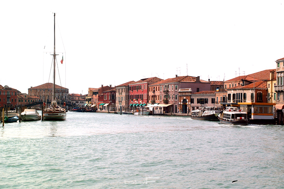 Miután újra összegyűlt a csoport a kikötőben, megint hajóra szálltunk. Muránóba mentünk, ahol egy helyi mester mutatta be nekünk az üvegfúvás mesterségét, művészetét. Fotózni ott nem lehetett, így maradt az ''utca''.