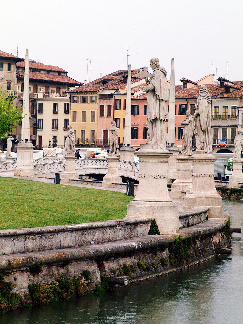 Első programunk egy pádovai városnézés volt. A busz a Prato della Vale tértől nem messze állt meg. Az óvális téren egy ovális csatorna is található, rajta négy híddal. A csatorna két partján összesen 78 szobor áll, egyik közülük Báthory Istvánt ábrázolja.