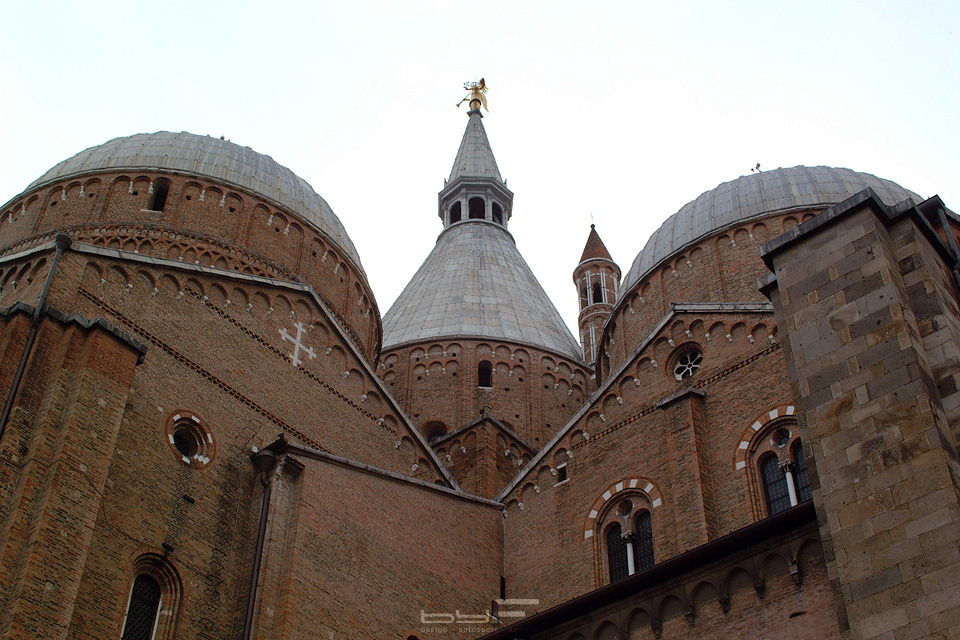 Az idegenvezetőnk körbe vitt a belvárosban. Észak-kelet felé indultunk, a tértől nem messze található a Szent-Antal bazilika.