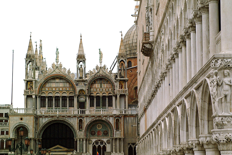 Jobbra a Palazzo Ducale, azaz a Dózse-palota, a háttérben pedig a Szent Márk-bazilika részlete látható.