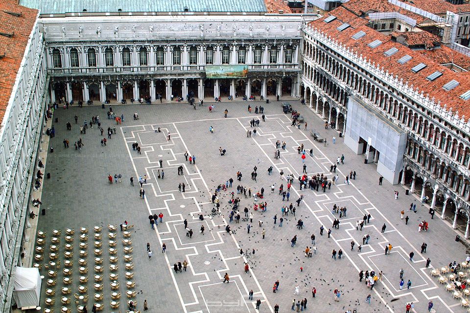 Hangyák a Piazza San Marcón.