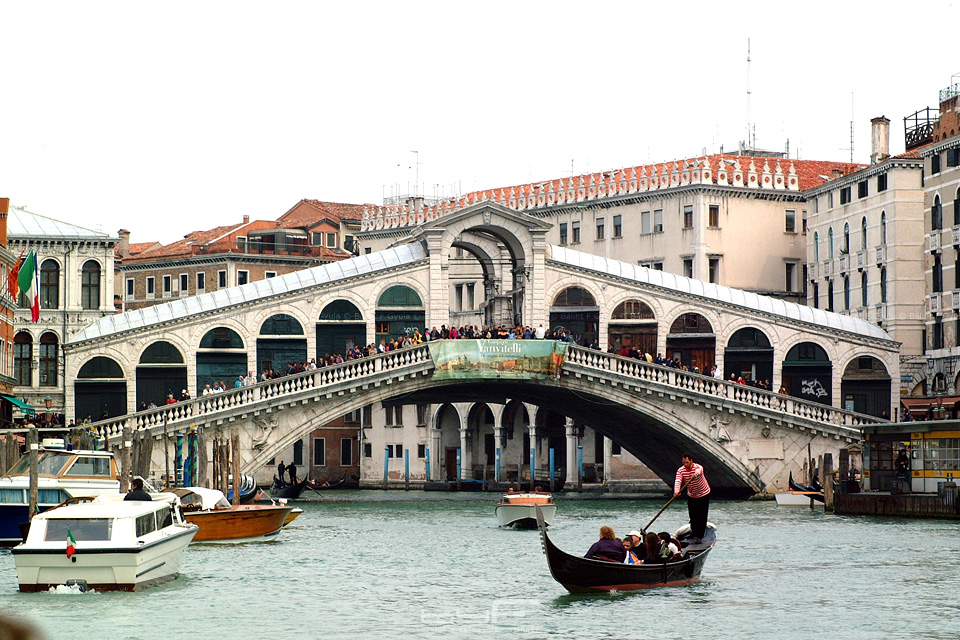 Miután nem sokkal korábban átsétáltam rajta, most lehetőségem volt a vízről is megcsodálni Velence másik híres hídját, a Rialtót. 