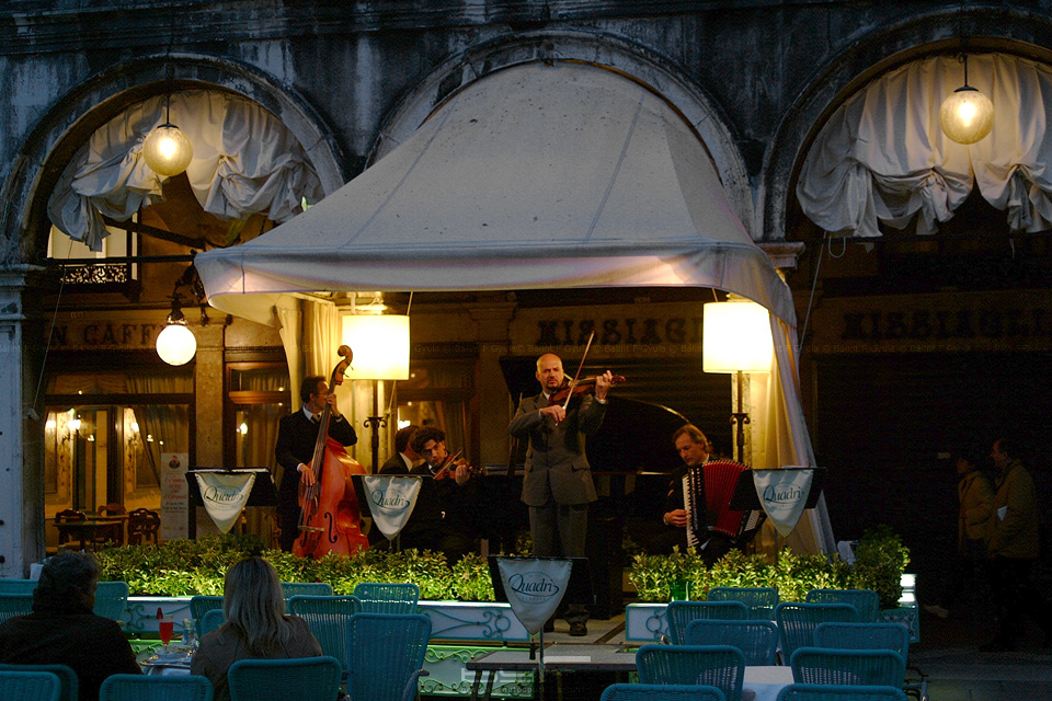Este visszatértünk Velencébe vacsorázni, majd, már sötétben, újra hajóra szálltunk, és elhagytuk Olaszország eme gyöngyszemét. Most már tudom, hogy ez a gyöngyszem a turistáknak az, én legalábbis nem szívesen laknék egy ennyire zsúfolt, halszagú városban. De turistaként biztos visszatérek még.