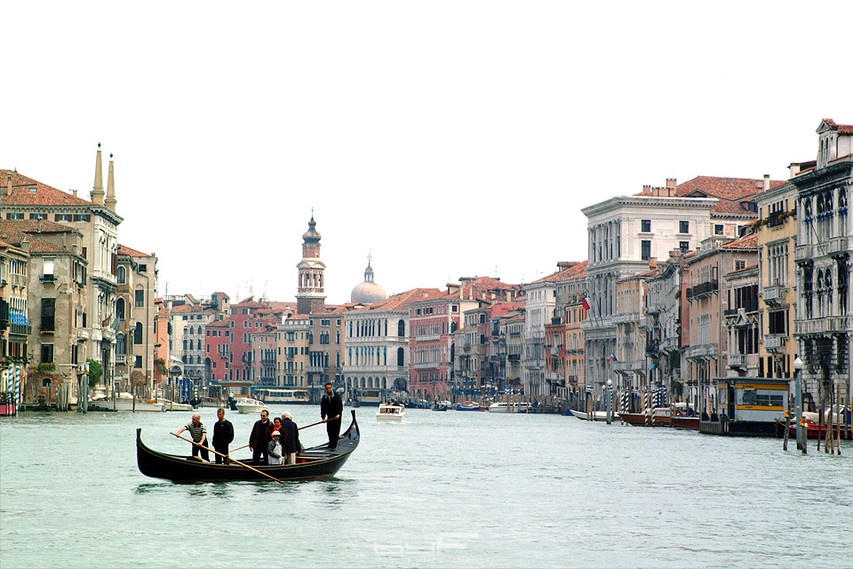 Miután lejutottam a toronyból, felszálltam egy vízibuszra, és végigmentem vele oda-vissza a Canale Grandén.