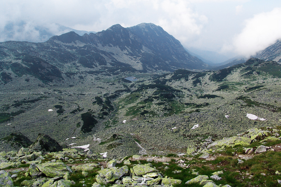 A másik oldal, középen a Stânişoara-csúccsal. A Retyezát-csúcs balra, felhőbe burkolózva.