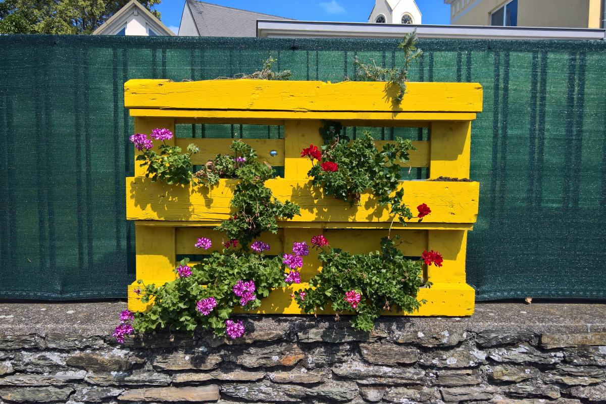 Raklapból is lehet virágtartó.