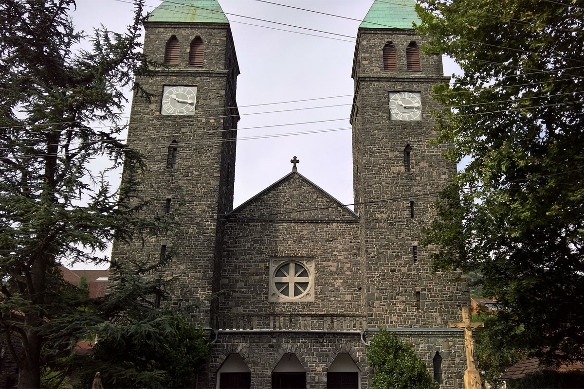 Európában mindössze két bazaltból épült templom van.