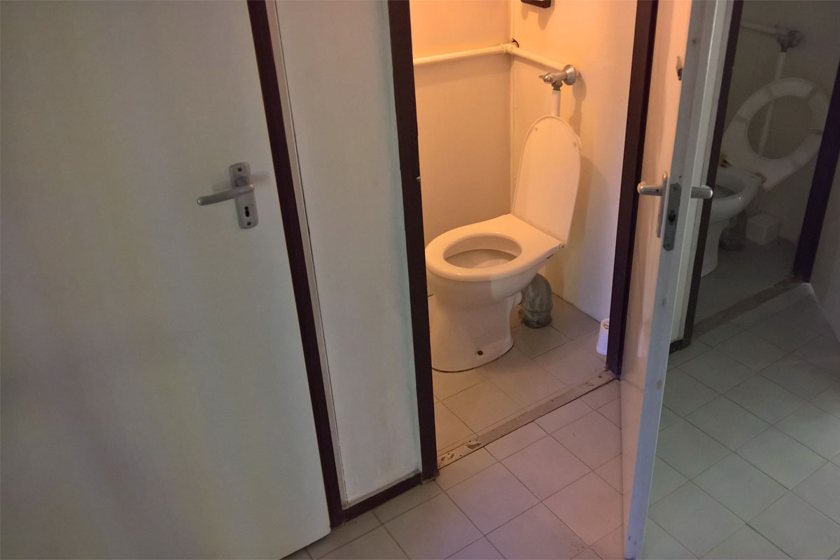 Oldalajtós WC, először látok ilyen elrendezést.