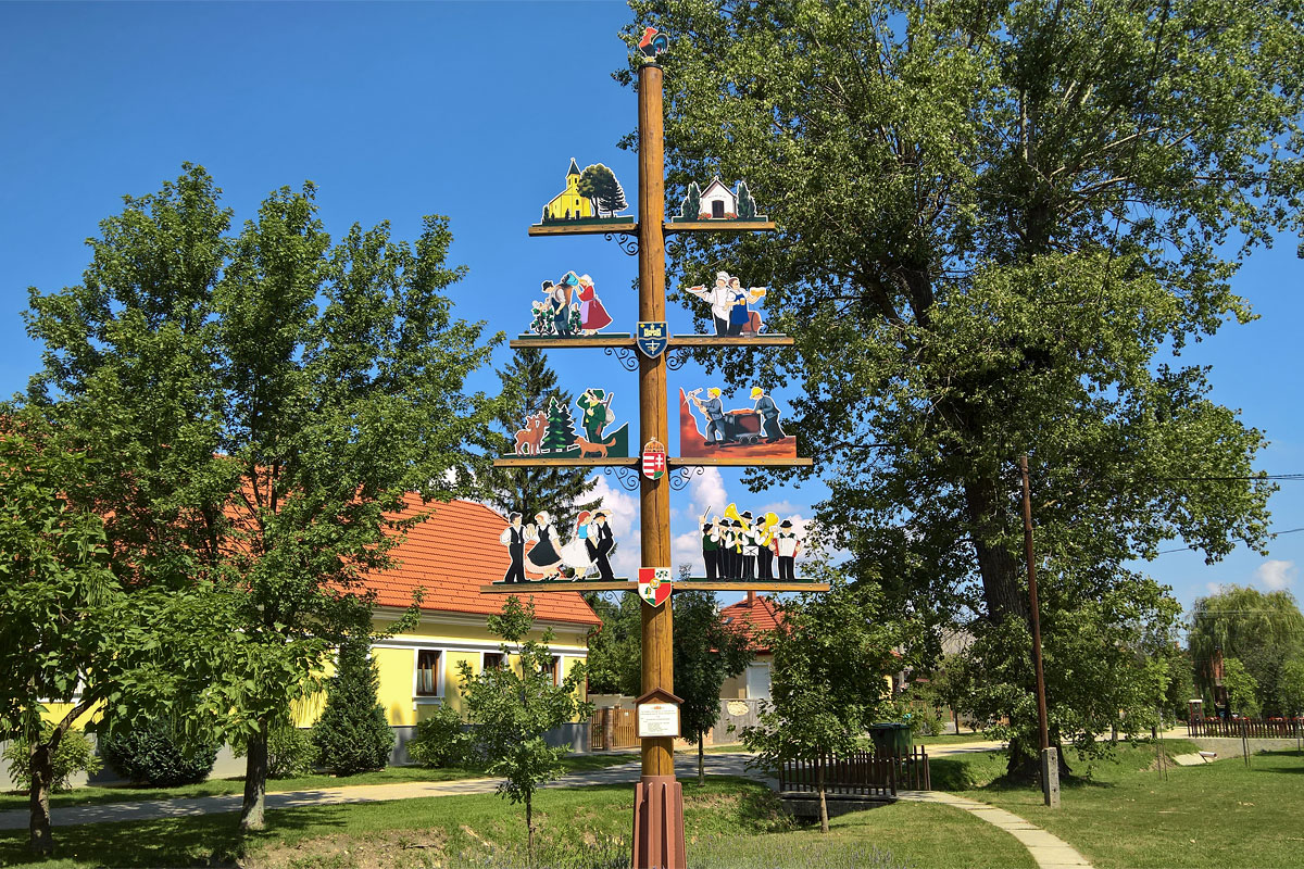 Ez is egy mesterségfa, kicsit más megközelítéssel, mint a városlődi.