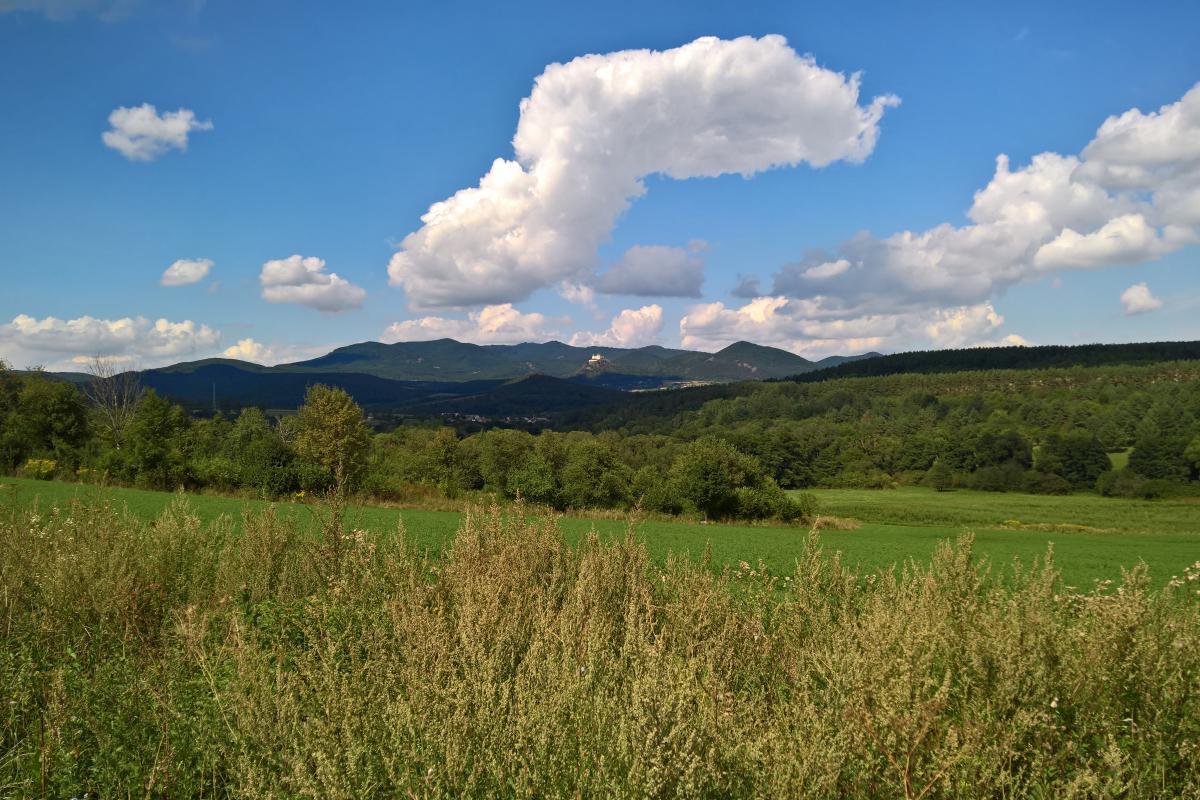 A Füzéri-vár a messzeségben, Nyíri felől nézve.