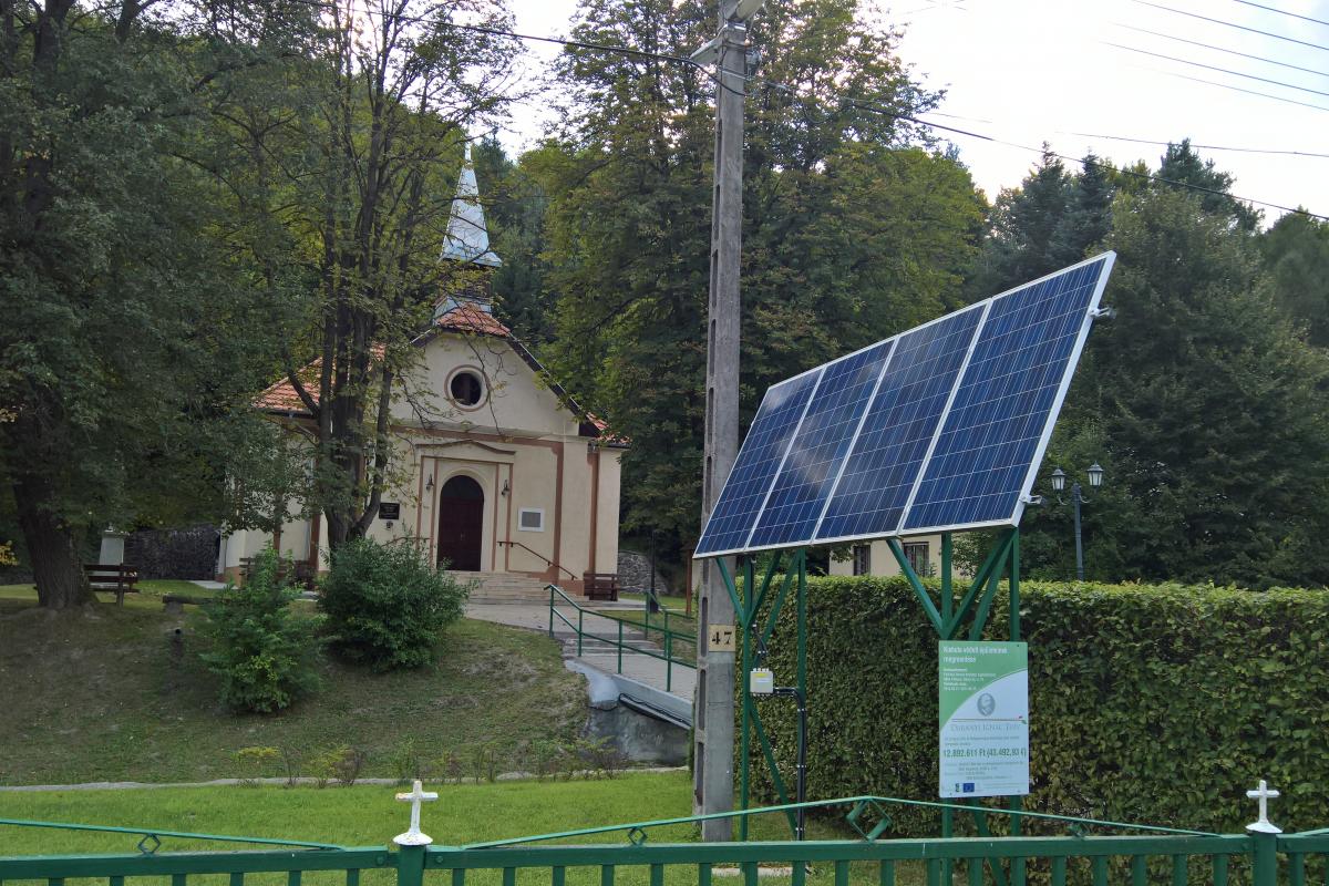 Jó látni az egyre több napelemet az országban, ez éppen egy kishutai kápolnát lát el árammal.
