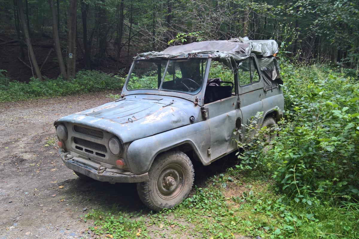 Elhagyott UAZ az erdőben.