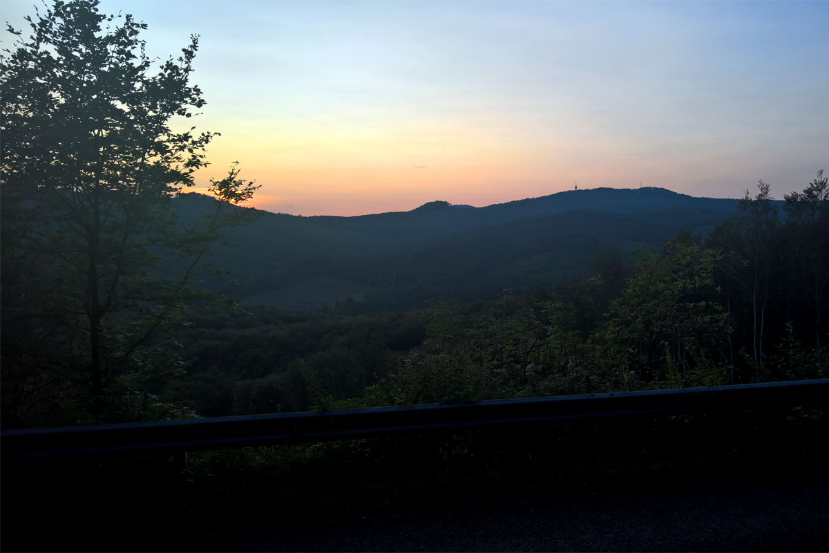 A nap már lement a hegy mögött, nekem pedig még el kell jutnom a jobb oldali csúcson látható toronyig...