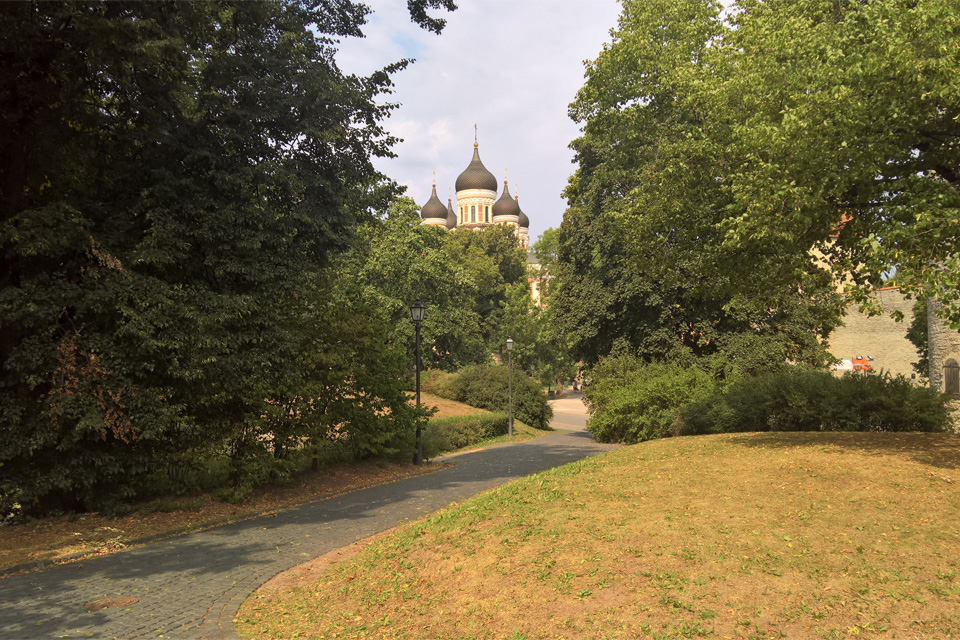 Park az Alexander Nevsky Katedrálissal kupoláival