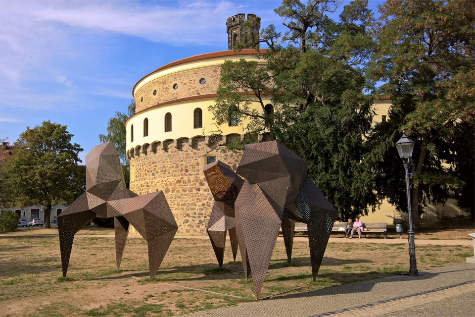A ''kutyák'' mögött a Művészettörténeti Múzeum kerek épülete