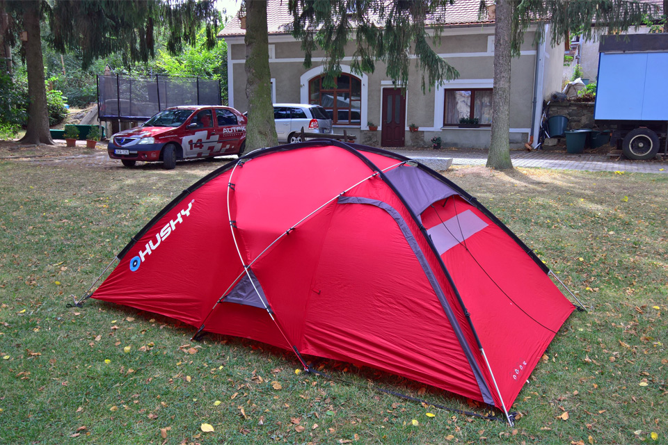 Háttérben a volt istálló