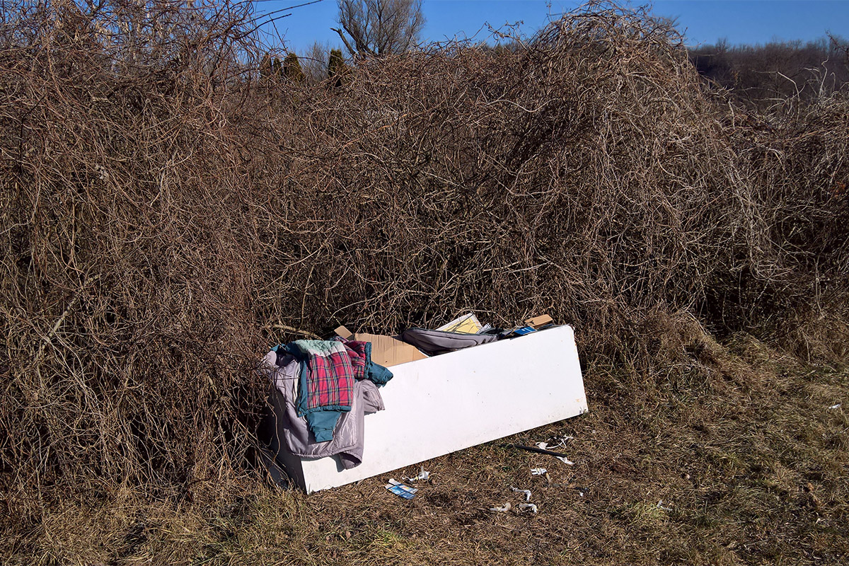 A települések szélétől pár száz méterre kidobott lomok sajnos állandó látnivalók a túrázők számára.