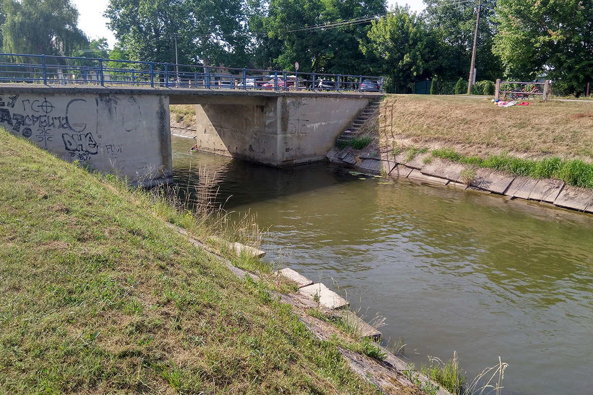 A Mali Strapar-i zsilipet kerülő csartorna a beton lapokkal