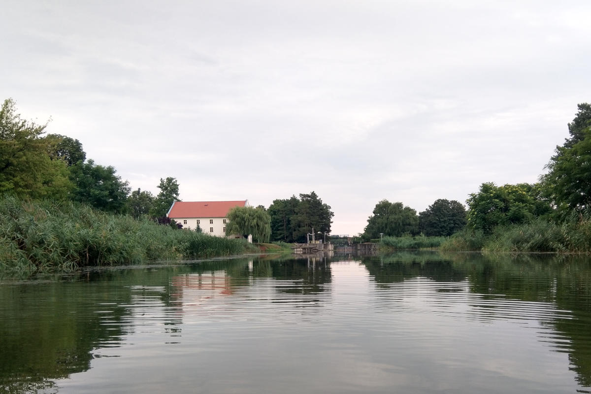A Mali Strapar-i zsilip felülről, mellette a régi malom.